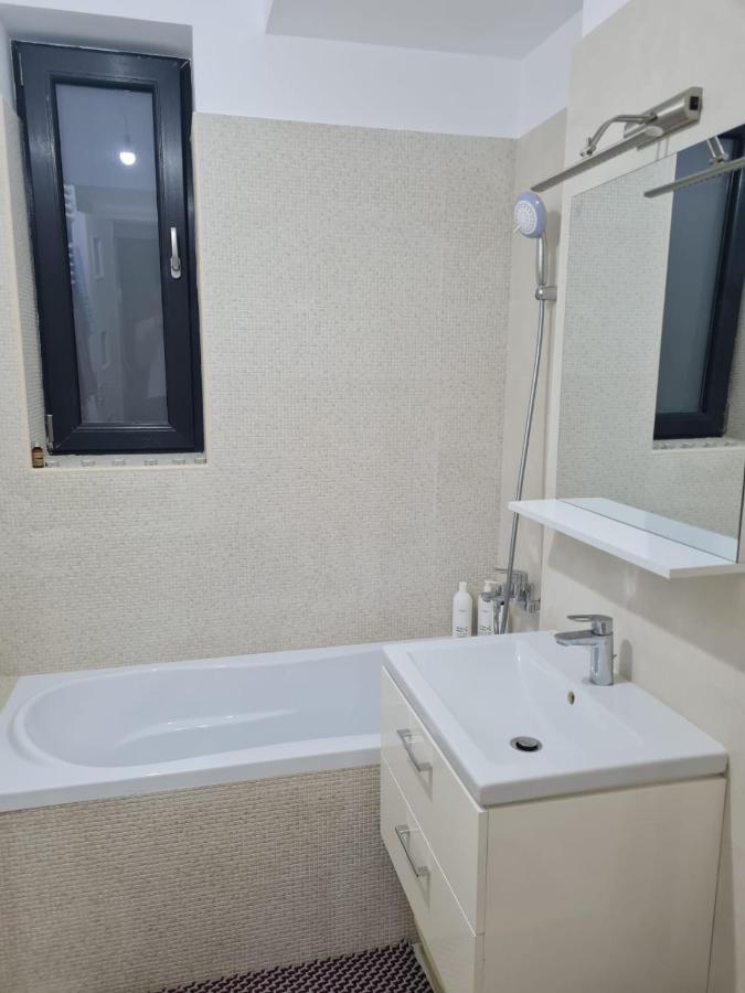 Deluxe 2 Bedroom Apartment With Balcony And Private Parking Bragadiru Bagian luar foto